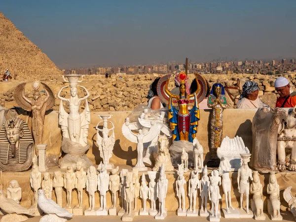이집트 카이로 2021 이집트의 피라미드 근처에서 기념품 관광객들 물품을 조사하여 — 스톡 사진