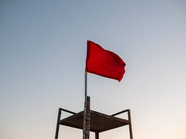 Red Flag Installed Lifeguard Tower Flies Wind Bathing Ban Warning — Stock Photo, Image