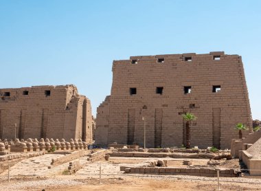 Luxor, Mısır - 3 Ekim 2021: Karnak Tapınağı eski Mısır 'daki en büyük tapınak kompleksidir. Mavi gökyüzüne karşı tapınağın yıkılmış duvarı..