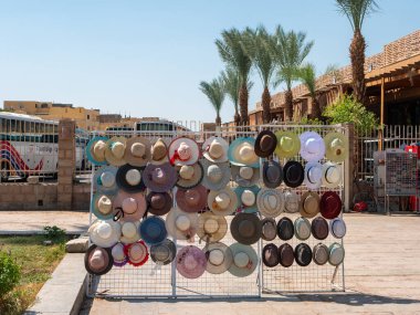 Luxor, Mısır - 3 Ekim 2021: Güneşten korunmak için turistlere çok renkli şapkalar ve erkekler satılıyor.
