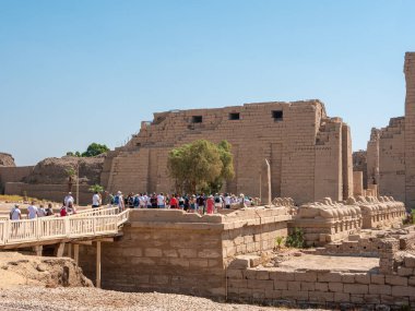 Luxor, Mısır - 3 Ekim 2021: Karnak Tapınağı - Eski Mısır 'ın bir tapınak kompleksi. Gruptaki insanlar antik harabeleri ve sfenks sokaklarını inceliyor..