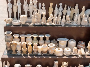 Luxor, Mısır - 3 Ekim 2021: Mısır tanrıları, hayvanları ve beyaz taş sürahileri satılıktır..