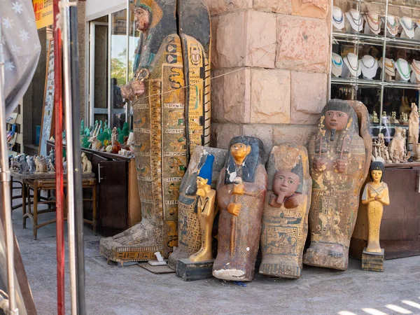 Luxor Egipto Octubre 2021 Venden Recuerdos Colores Forma Sarcófagos Egipcios — Foto de Stock