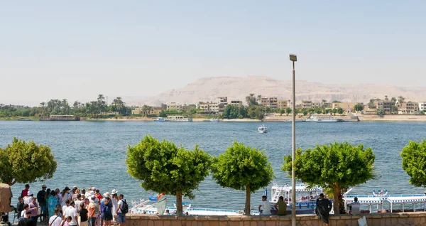 埃及卢克索 2021年10月3日 尼罗河和卢克索海岸线全景 人们成群结队地站在那里 等待着一条船在尼罗河上航行 — 图库照片