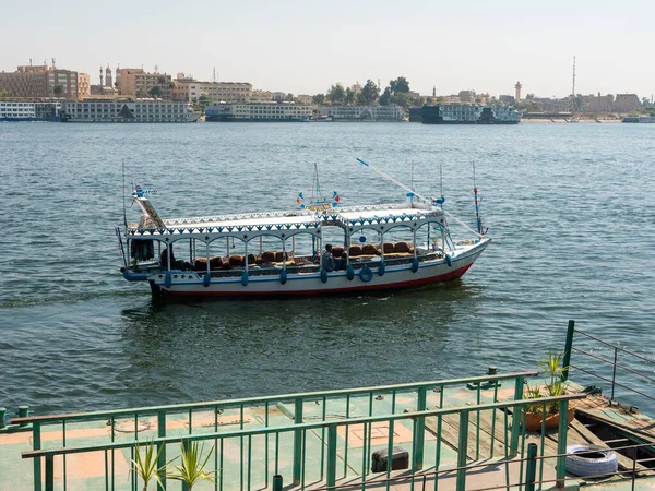 エジプトのルクソール 2021年10月3日 ナイル川とルクソールの海岸線の眺め 岸に沿ってナイル川に沿って空のボート帆 — ストック写真