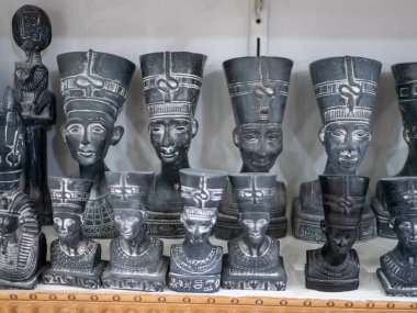 Mısır Kraliçesi Nefertiti 'nin taş siyah heykelcikleri bir hediyelik eşya dükkanında satılıyor. Seçici odaklanma. Luxor, Mısır.