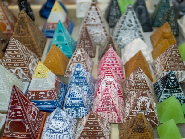 Figuras Color Piedra Forma Pirámides Egipcias Con Jeroglíficos Exhibición Una — Foto de Stock