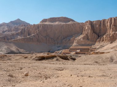 Mısır dağlarındaki Kraliçe Hatshepsut tapınağının manzarası. Luxor, Mısır.