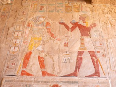 Kraliçe Hatshepsut 'un tapınağındaki antik hiyeroglifler ve çizimler.
