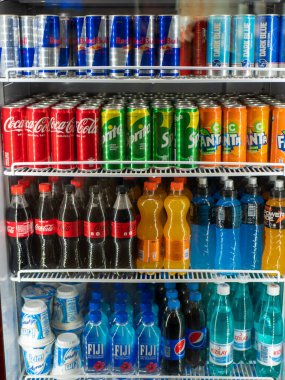 Gazoz içecekleri buzdolabında satılıktır. Etkinlikte Coca Cola, Fanta, Sprite ve diğer içecekler yer alıyor. Dikey. Hindi. İstanbul. 06.10.2021.