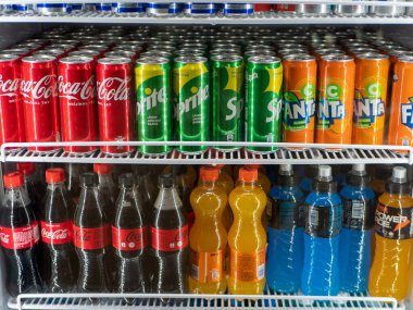 Gazoz içecekleri buzdolabında satılıktır. Etkinlikte Coca Cola, Fanta, Sprite ve diğer içecekler yer alıyor. Hindi. İstanbul. 06.10.2021.