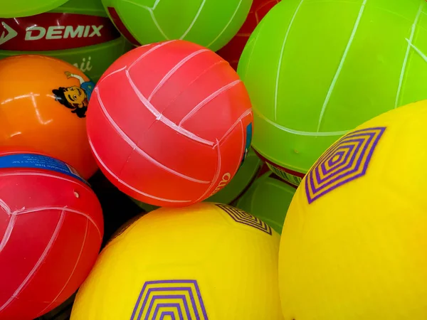 Noyabrsk, Rusya - 20 Aralık 2021: Çocuklar için güzel renkli futbol topları. Yakın plan..