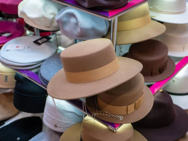 Dükkan Vitrininde Farklı Renkte Güzel Parlak Kadın Şapkalarının Yakın Çekimi — Stok fotoğraf