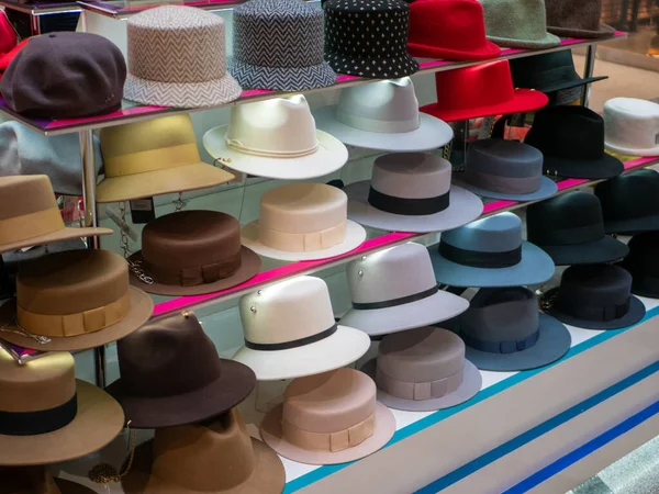Mağaza Vitrininde Farklı Renkte Güzel Parlak Kadın Şapkaları Satılıyor — Stok fotoğraf