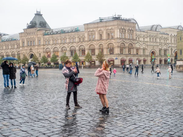 People Walk Take Pictures Red Square Autumn Day Girl Posing — Φωτογραφία Αρχείου