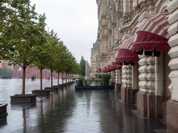 View Gum Building Red Square People Walk Rainy Autumn Day —  Fotos de Stock