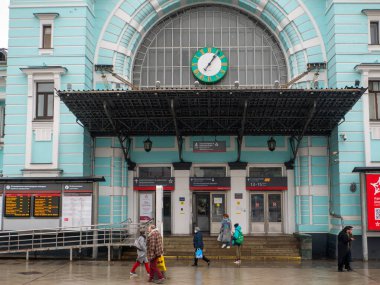 Moskova, Rusya - 5 Ekim 2021 Belorussky tren istasyonu. İnsanlar bir sonbahar günü bina boyunca kaldırımda yürürler..