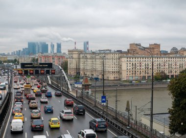 Moskova, Rusya - 5 Ekim 2021: Moskova, Moskova City gökdelenlerinin mimarisine ve köprüden geçen karayolu trafiğine sonbahar bulutlu bir günde bakmak.