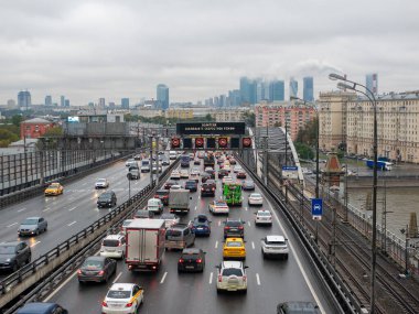 Moskova, Rusya - 5 Ekim 2021: Moskova, Moskova City gökdelenlerinin mimarisine ve köprüden geçen karayolu trafiğine sonbahar bulutlu bir günde bakmak.
