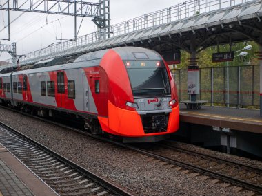 Moskova, Rusya - 5 Ekim 2021: Parlak kırmızı tren Swallow 'un Moskova merkez halka istasyonuna gelişi.