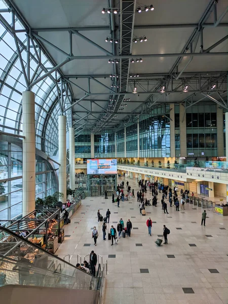 2021年9月22日 莫斯科多莫杰多沃机场 登机大厅里拿着行李的人正在准备登机 垂直方向 — 图库照片
