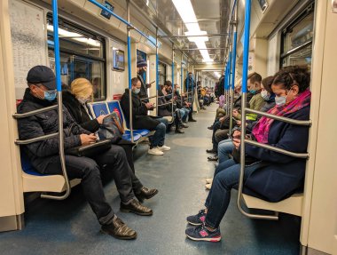 Moskova, Rusya - 5 Ekim 2021: Maskeli insanlar Moskova metrosuna biniyor. Covid-19 salgını.