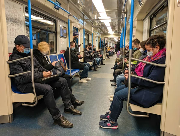 Moscú Rusia Octubre 2021 Personas Enmascaradas Viajan Metro Moscú Pandemia —  Fotos de Stock