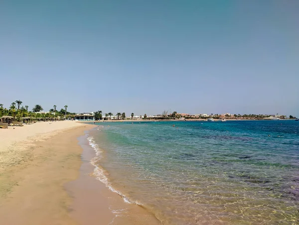 Красивый Вид Красное Море Песчаный Египетский Пляж Против Голубого Неба — стоковое фото