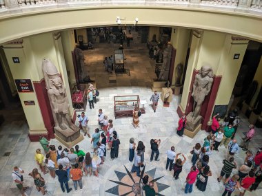 Kahire, Mısır - 30 Eylül 2021: Kahire Ulusal Müzesi 'ndeki Mısır firavunları ve turistlerin üst düzey görüşü.