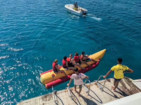 Hurghada Egypte Oktober 2021 Mensen Zitten Waterattractie Bananenboot Wachten Een — Stockfoto