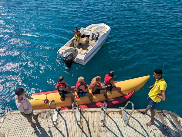 Hurghada Egypte Oktober 2021 Mensen Zitten Waterattractie Bananenboot Wachten Een — Stockfoto
