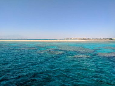 Mavi gökyüzünde mercan resifi olan kızıl denizin güzel manzarası. Hurghada, Mısır. Boşluğu kopyala.