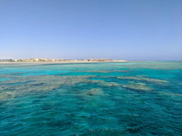 Красивый Вид Красное Море Коралловым Рифом Фоне Египетских Отелей Голубого — стоковое фото