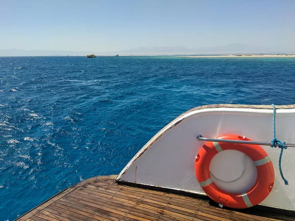 ヨットのデッキから紅海の美しい景色 明るいオレンジの救命ブイがヨットに乗っています エジプトのフルガダ — ストック写真