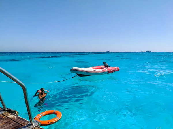 Hurghada Egypt October 2021 Girl Puts Mask Tube Snorkeling Azure — Stock Photo, Image