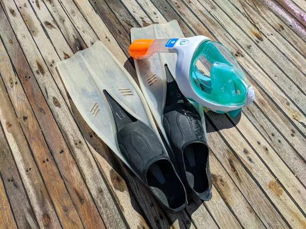 Aletas Una Máscara Con Snorkel Encuentran Lado Lado Cubierta Madera —  Fotos de Stock