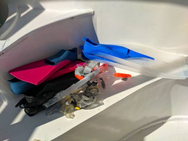 Yüzüşten sonra yüzgeçler ve şnorkeli olan maskeler yatta yan yana yatar. Yakın plan..