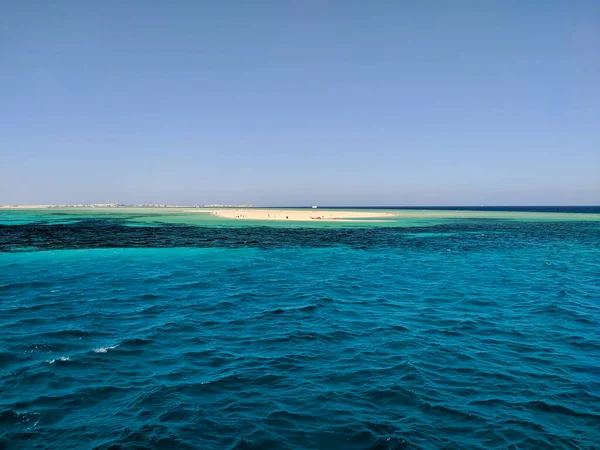 紺碧の紅海の美しい景色 人々は雪の白い島に沿って歩き サンゴ礁の近くで泳ぐ コピースペース エジプトのフルガダ — ストック写真