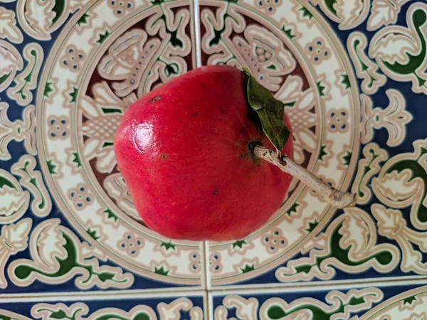 Ljusröda Granatäpplen Ligger Vacker Keramik Kakel Närbild — Stockfoto