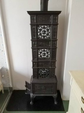 Bygdoy, Norveç - 24 Ağustos 2017: Oslo 'daki Norveç Halk Müzesi' nde demir işlemeli eski demir soba. Dikey.