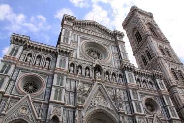 Aşağıdan gökyüzü ve bulutlar ile fotoğraflandı Floransa Santa croce