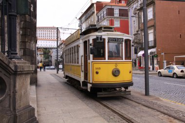 Oude tramvay een straat aan het einde van de raylar