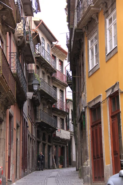 Barcelona straat spotkał hoge huizen spełnione balkons — Zdjęcie stockowe
