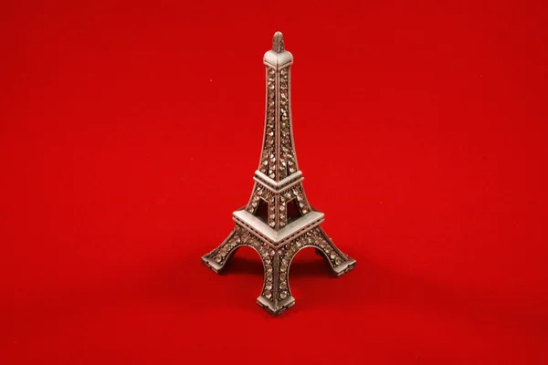 Miniaturowa Wieża Eiffla z dżetów na czerwonym tle — Zdjęcie stockowe