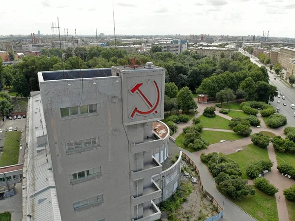 Constructivism building red hammer and sickle monument. USSR symbols. Narvskaya 图库图片