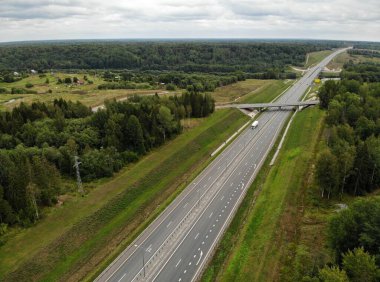 Ormandaki otoyol köprüsü. Modern düz yol yolu. M11. Hava aracı görünümü. 