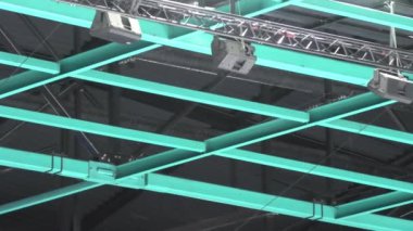 Panoramik video tavan birçok metal kiriş yapısı, borular, projektörler.