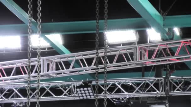 Concert geluid verlichting apparatuur dak plafond metalen structuur, buizen schijnwerpers — Stockvideo