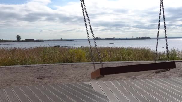 Huśtawka w pobliżu jeziora wody morskiej ławce. Park Forty Wyspa Kronshtadt Sankt-Petersburg — Wideo stockowe