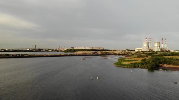 Koolgestookte elektriciteitscentrale in Sint-Petersburg aan de kust van de Finse Golf. — Stockvideo